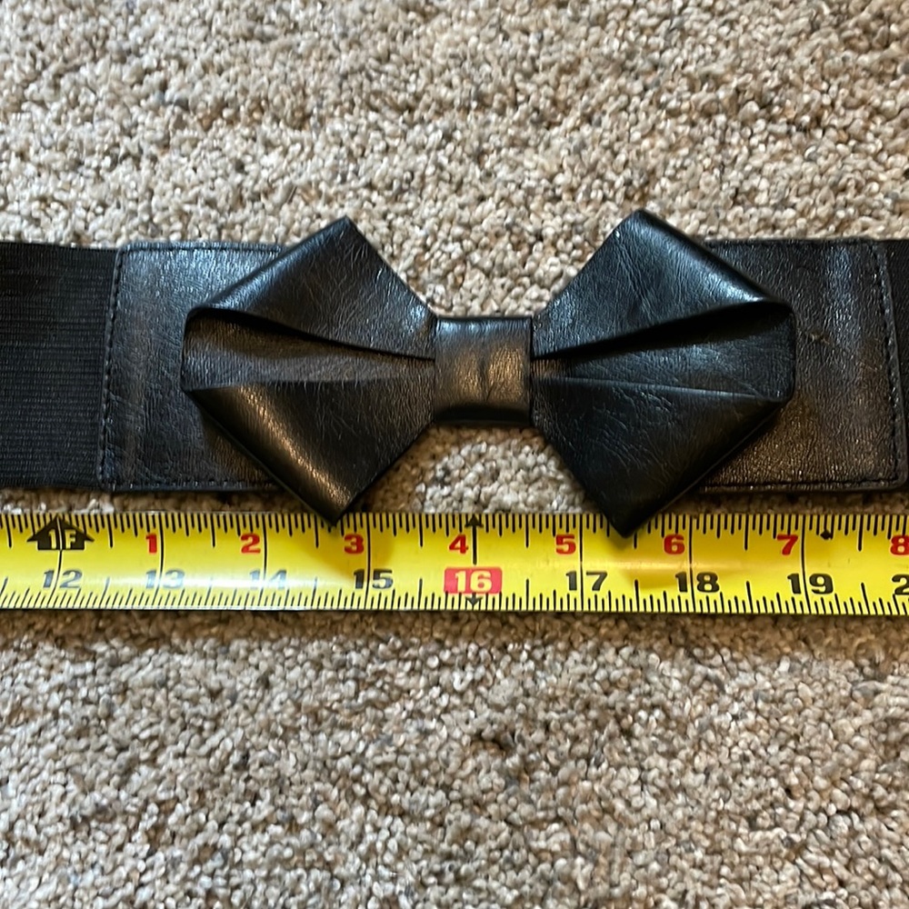 Elastic belt with bow, black, snaps; no buckles